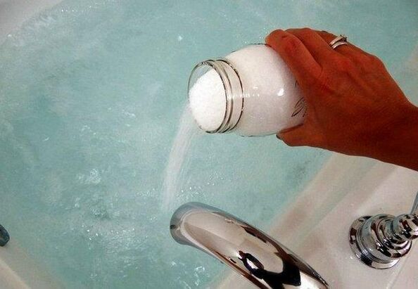 Hot bath with soda to enlarge the penis